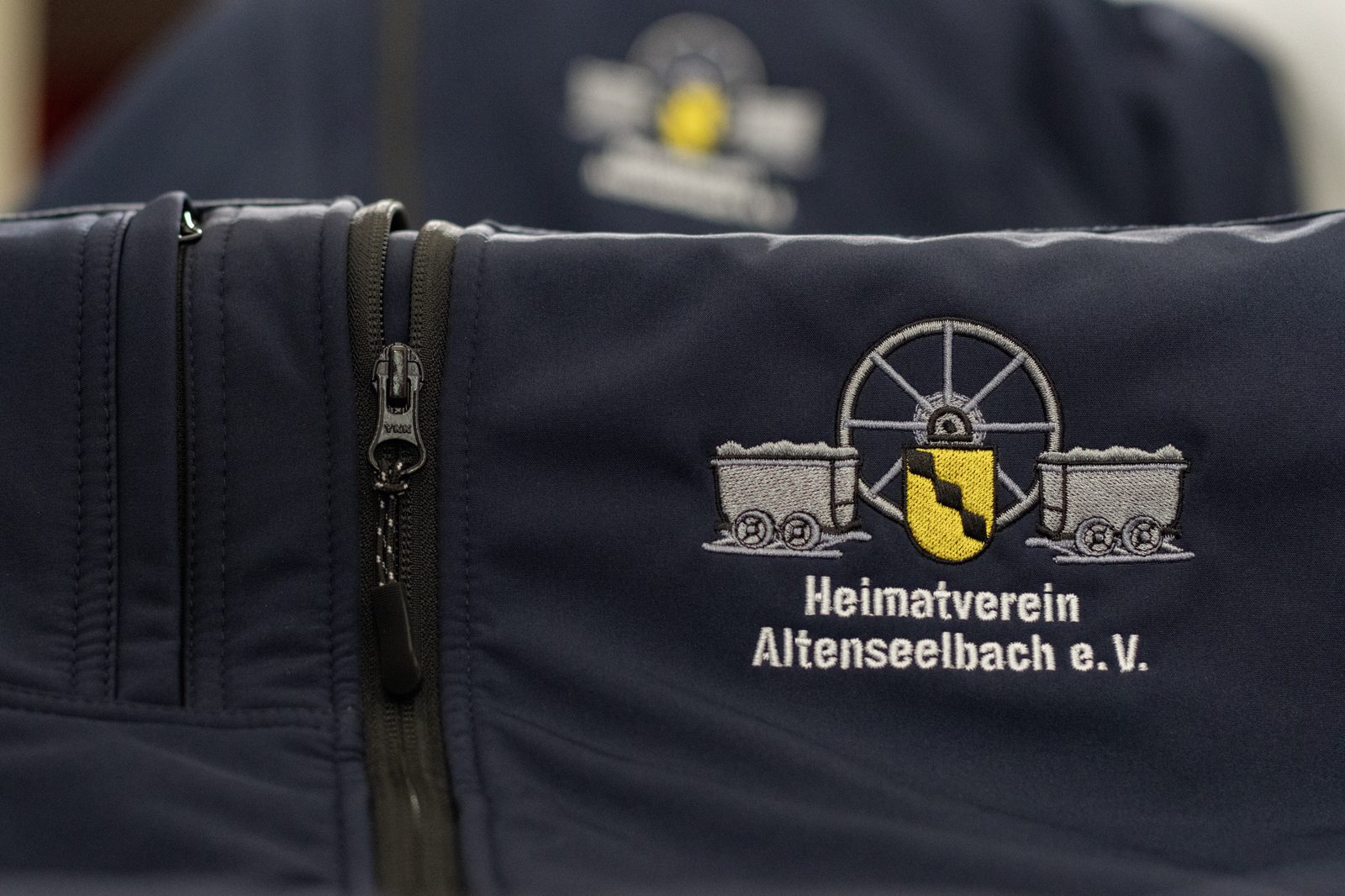 Vereins-Hoodies mit gestickter Mannschaftsbezeichnung und Sponsorenlogo
