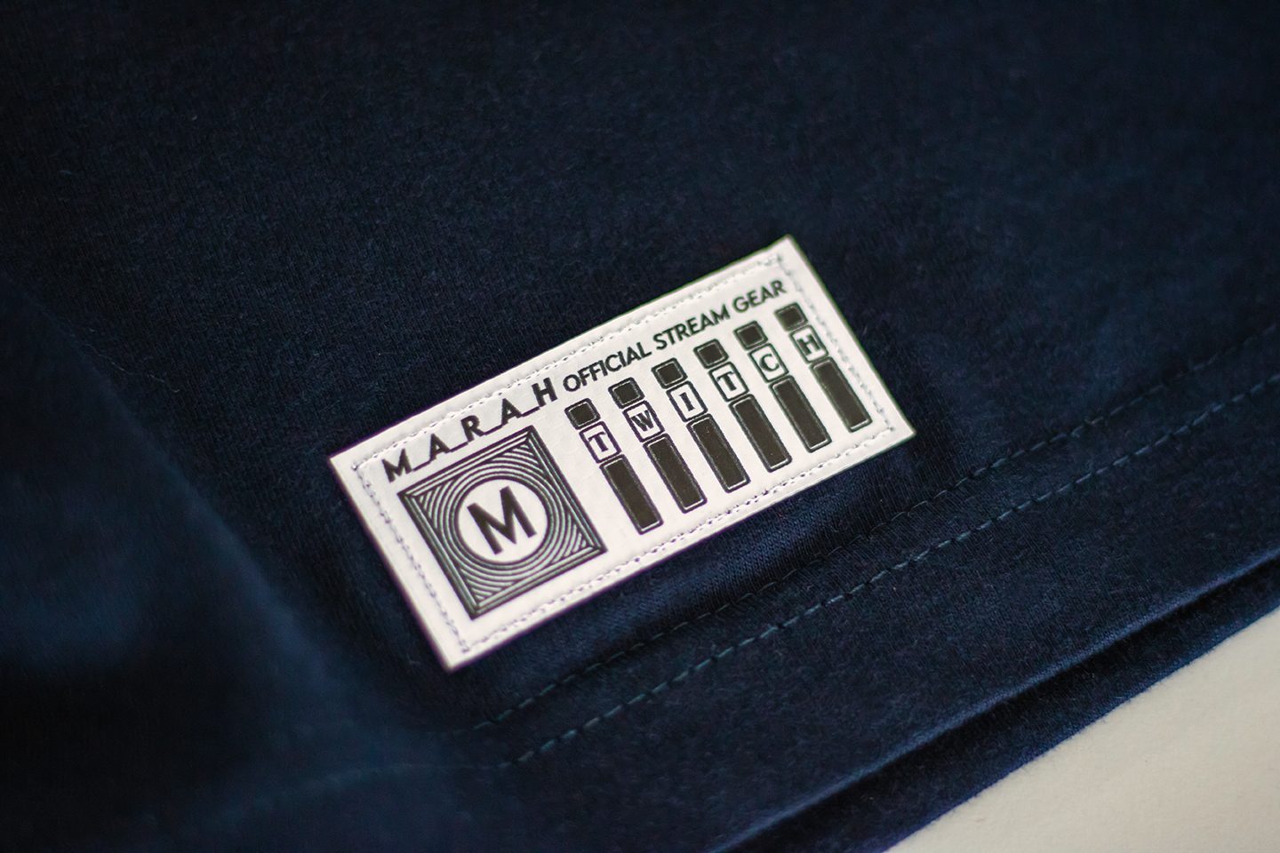 Bestickte Caps und Westen mit Jubiläumsdesign eines Vereins
