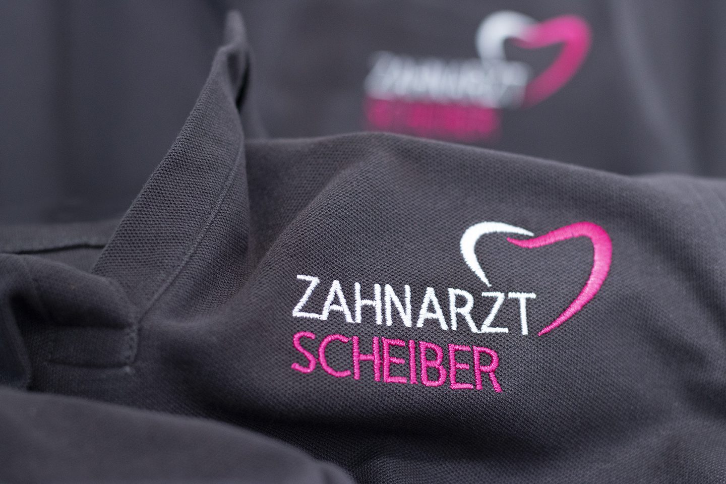 Dezent bestickte Berufskleidung für Kosmetikstudio und Therapiezentrum