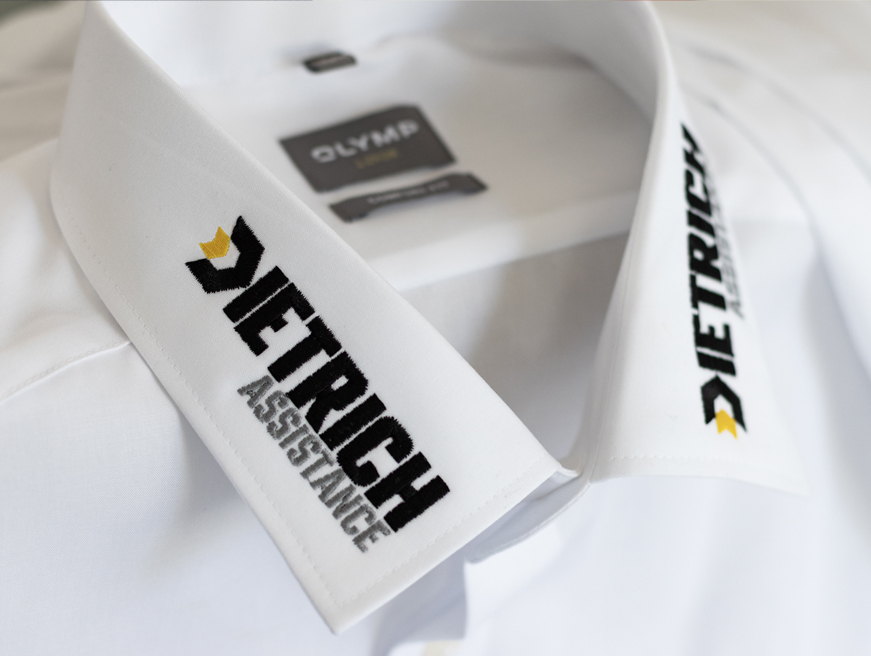 Hemdkragen bestickt mit Logo