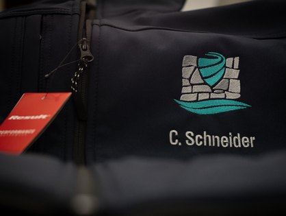Softshelljacke mit Firmenlogo und Mitarbeiternamen für Brunnenbau C. Schneider