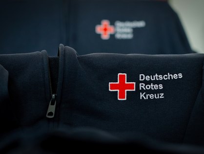Sweatjacken mit bestickter Wortbildmarke des Deutschen Roten Kreuzes