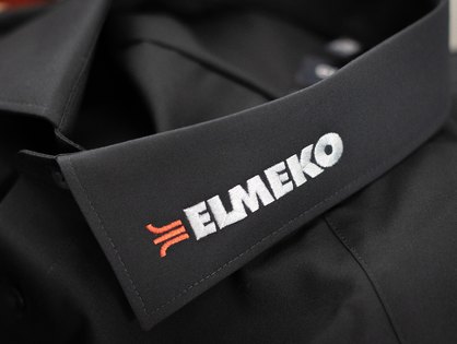 Businesshemd mit Logostickerei auf dem Kragen für die ELMEKO GmbH