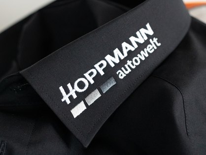 Businesshemd mit Logostickerei auf dem Kragen f&uuml;r die Hoppmann Autowelt in Dillenburg