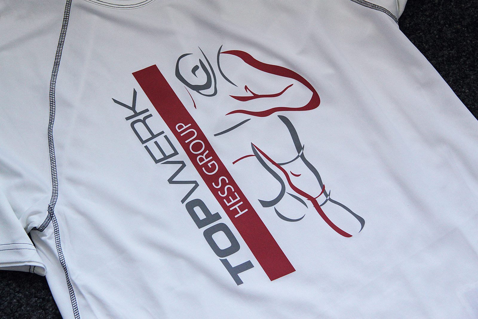 Weißes Funktionsshirt mit bedrucktem Firmenlogo und Sprinter-Grafik